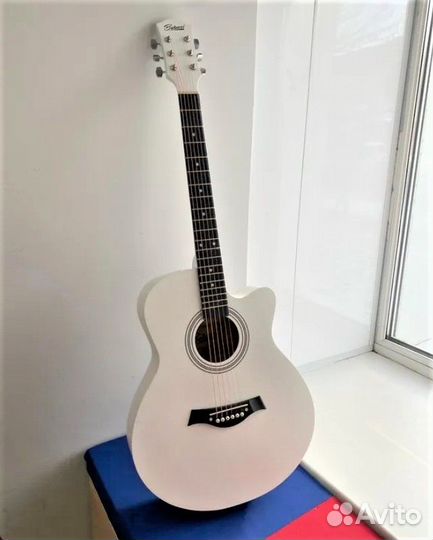 Акустическая гитара белая