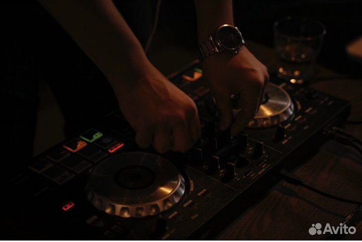 DJ Диджей с аппаратурой