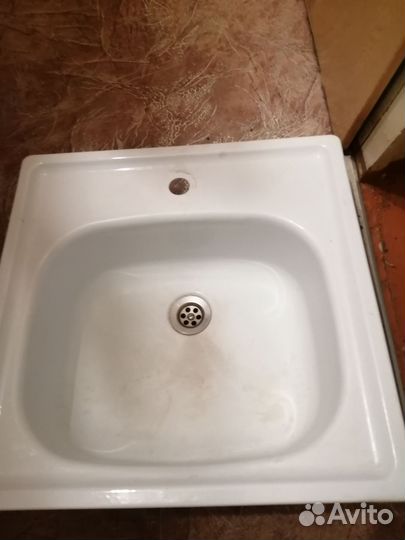 Раковины для ванны, а другая для кухни