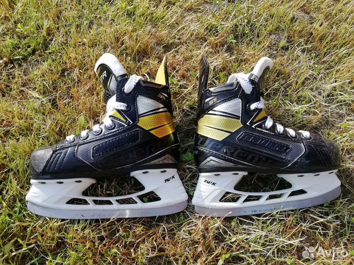 Хоккейные коньки Bauer Supreme 3 S, размер Yth 9 D