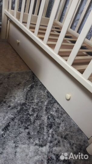 Детская кроватка с маятником и ящиком