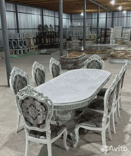 Кухонный стол и стулья в комплекте