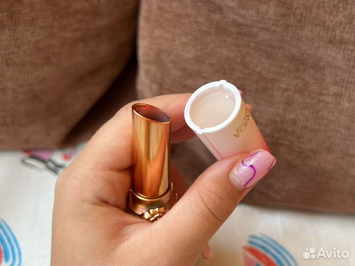 Помада меняют цвет на губах