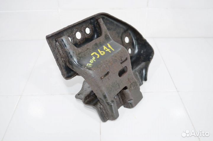 Кронштейн продольного рычага задний левый Mazda