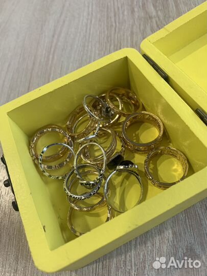 Кольца бижутерия и заколки