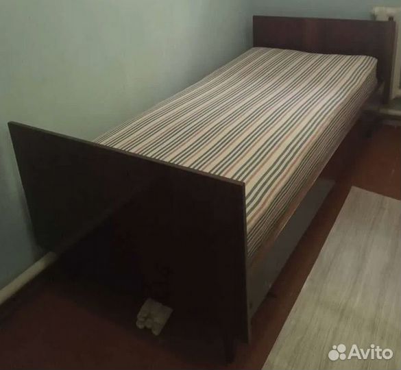 Кровать из массива дерева советская с матрасом