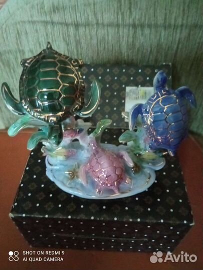 Статуэтка - три фарфоровых черепахи