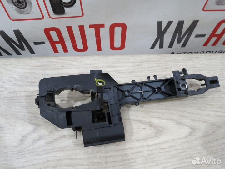 Кронштейн ручки передний правый Kia Sportage 4