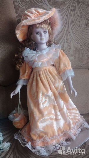 Кукла фарфоровая