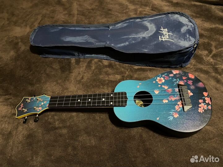 Укулеле в чехле