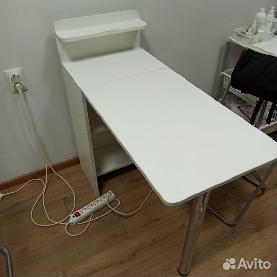 Маникюрный стол