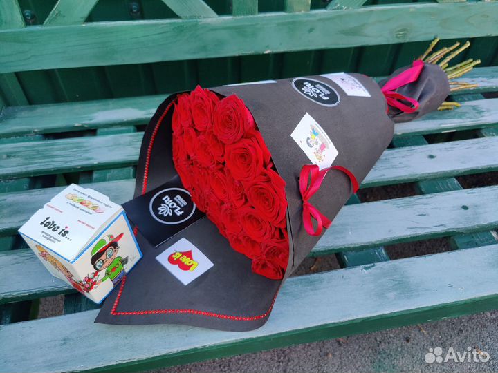 Букет love is. в черном