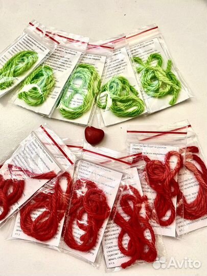 Красная и зеленая нить на запястье