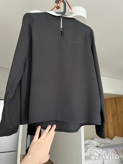 Блуза черная с белым воротничком mango