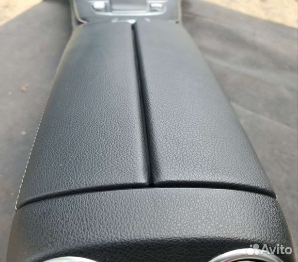 Подлокотник Mercedes W213 рест