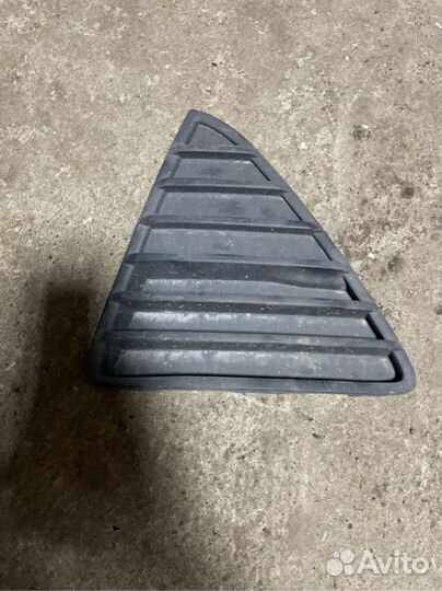 Заглушка Накладка бампера левая Ford Focus 3