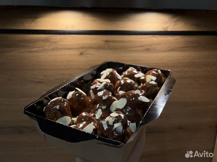 Профитроли под шоколадным соусом