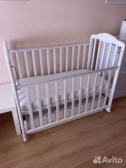 Детская кроватка с маятником и ящиком