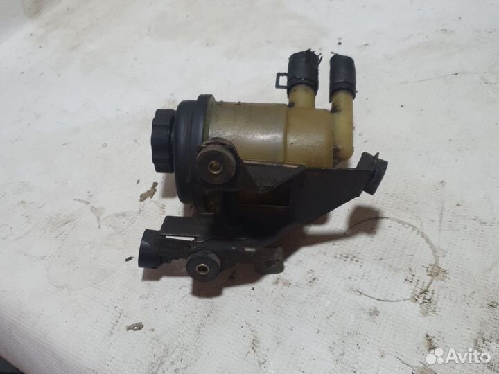 Бачек гура с кронштейном Хендай Элантра 3 XD