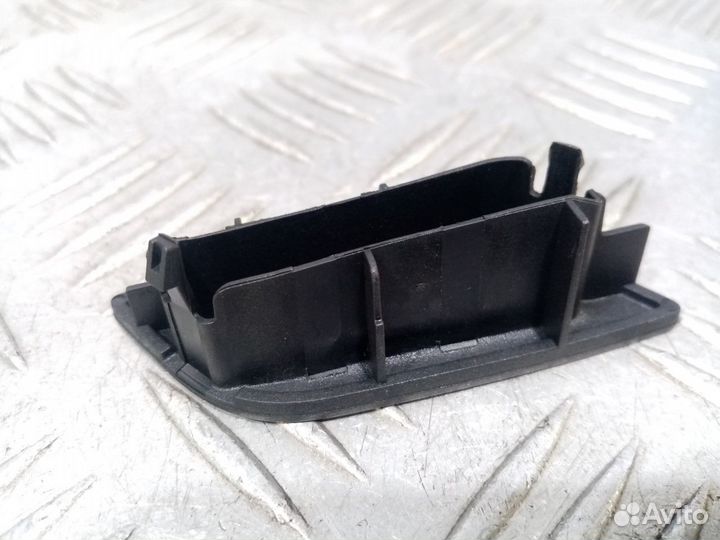 Б/У Заглушка в обшивку двери правая#001