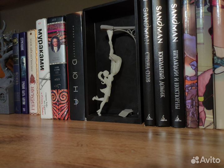 Декор для книжной полки Поцелуй Человека-Паука и М