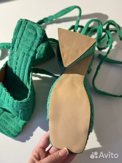 Босоножки на каблуке 37