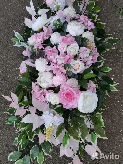 Композиции из живых и искусственных цветов