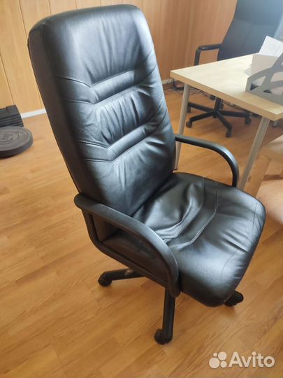 Офисное кресло руководителя кожаное