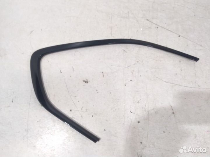 Накладка стекла бокового фиксированного задняя