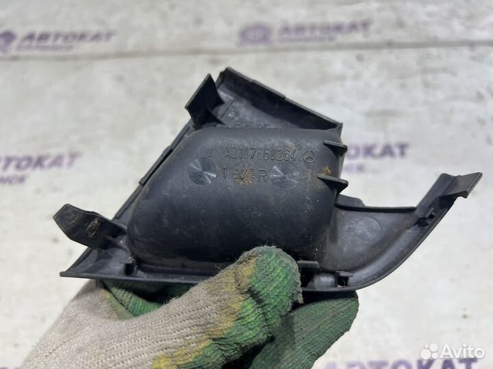 Накладка правой двери Mercedes W210