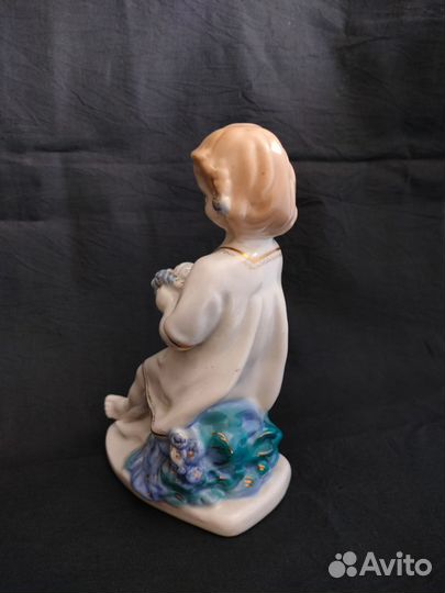 Статуэтка девочка с венком. Старая гжель