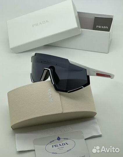 Солнцезащитные очки Prada