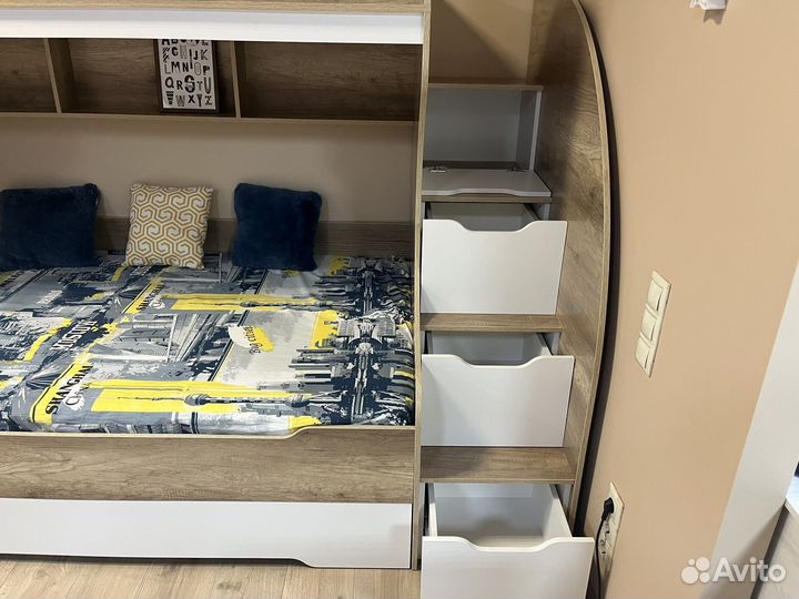 Двухъярусная кровать три спальных места