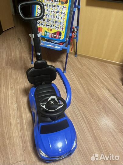Машинка каталка с ручкой