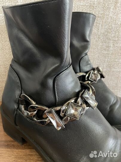 Продам три пары осенних ботинок