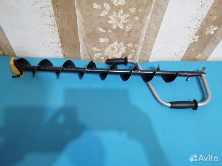 Ледобур, палатка, рыбацкий ящик