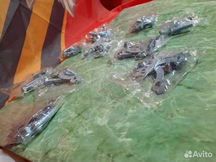 Болты крепления задней звезды на мопед