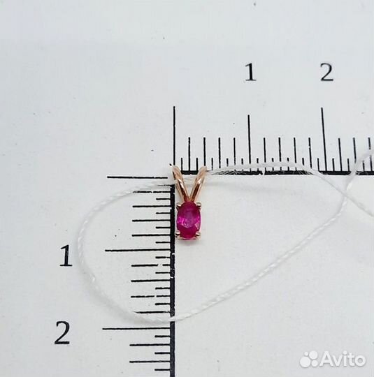 Золотая подвеска с рубином