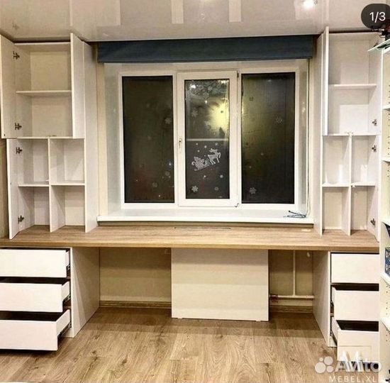 Письменный стол у окна со стеллажами на заказ