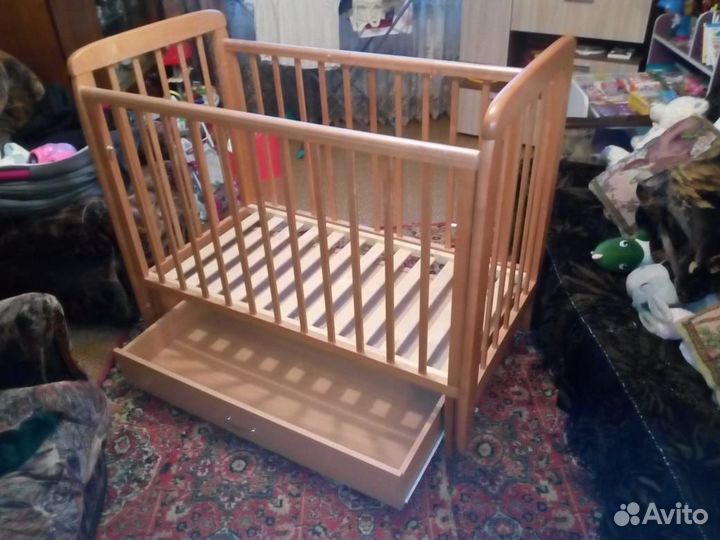 Детская кроватка с мятником и ящиком