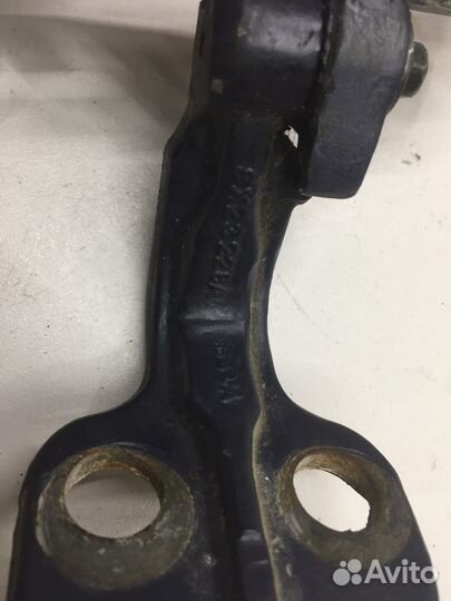 Петля двери передняя правая нижняя (Jaguar XJ)