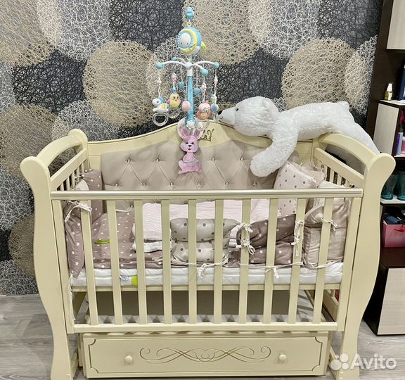 Детская кроватка с маятником и ящиком