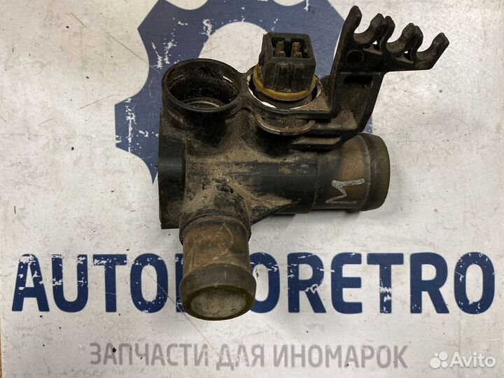 Фланец охлаждения Volkswagen Golf 3 037121133F