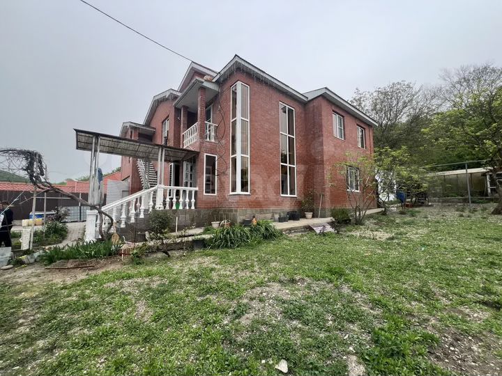 Дом 186,9 м² на участке 8,3 сот.