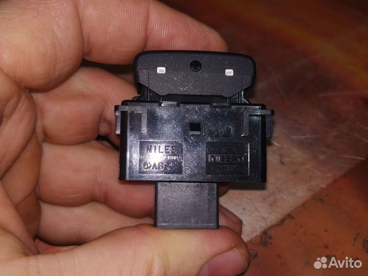 Кнопка включения противотуманных фар Nissan