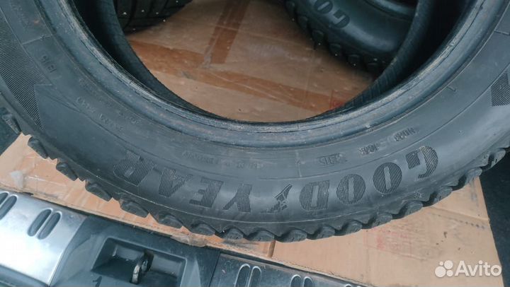 Goodyear UltraGrip Arctic 2 215/55 R16 97T