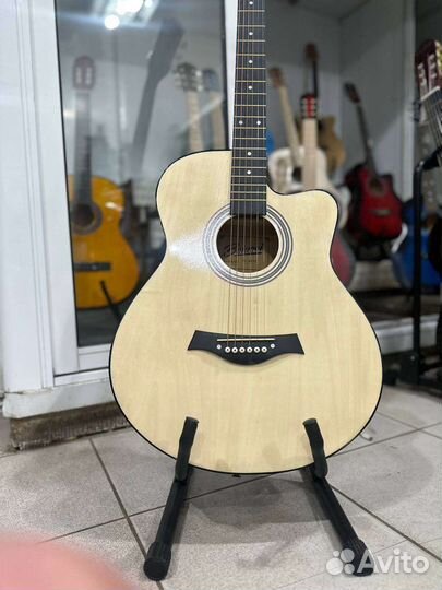 Акустическая гитара натуральное дерево