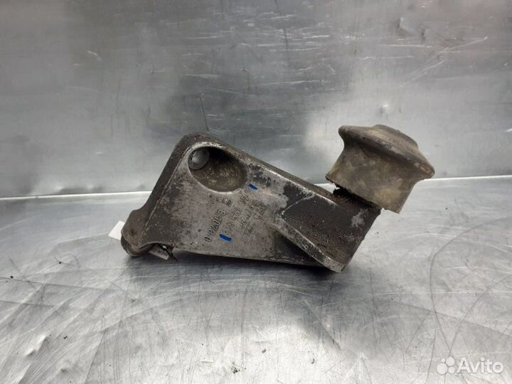 Кронштейн двигателя передний Audi 100 C4