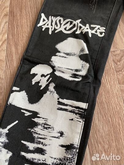 Джинсы широкие с принтом