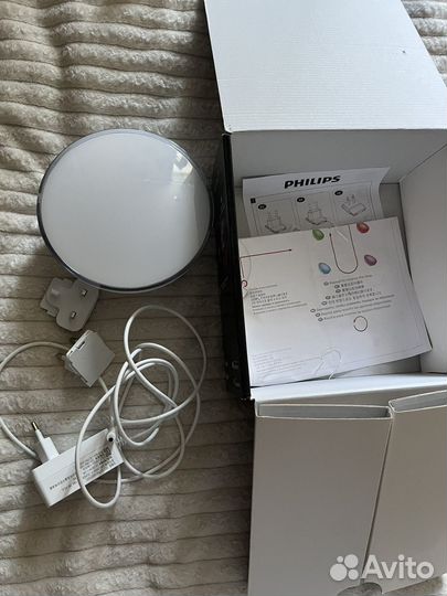 Портативный светильник philips hue go